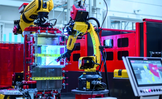 La cella di saldatura robotica salda l'alloggiamento dell'inverter in alluminio